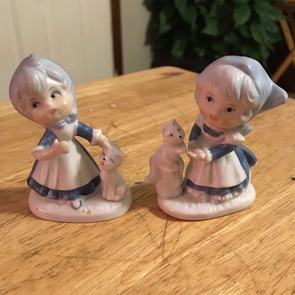 2 VTG CERAMIC PORCELAIN LITTLE GIRLS BLUE DRESSES WITH KITTEN FIGURINES KOREA